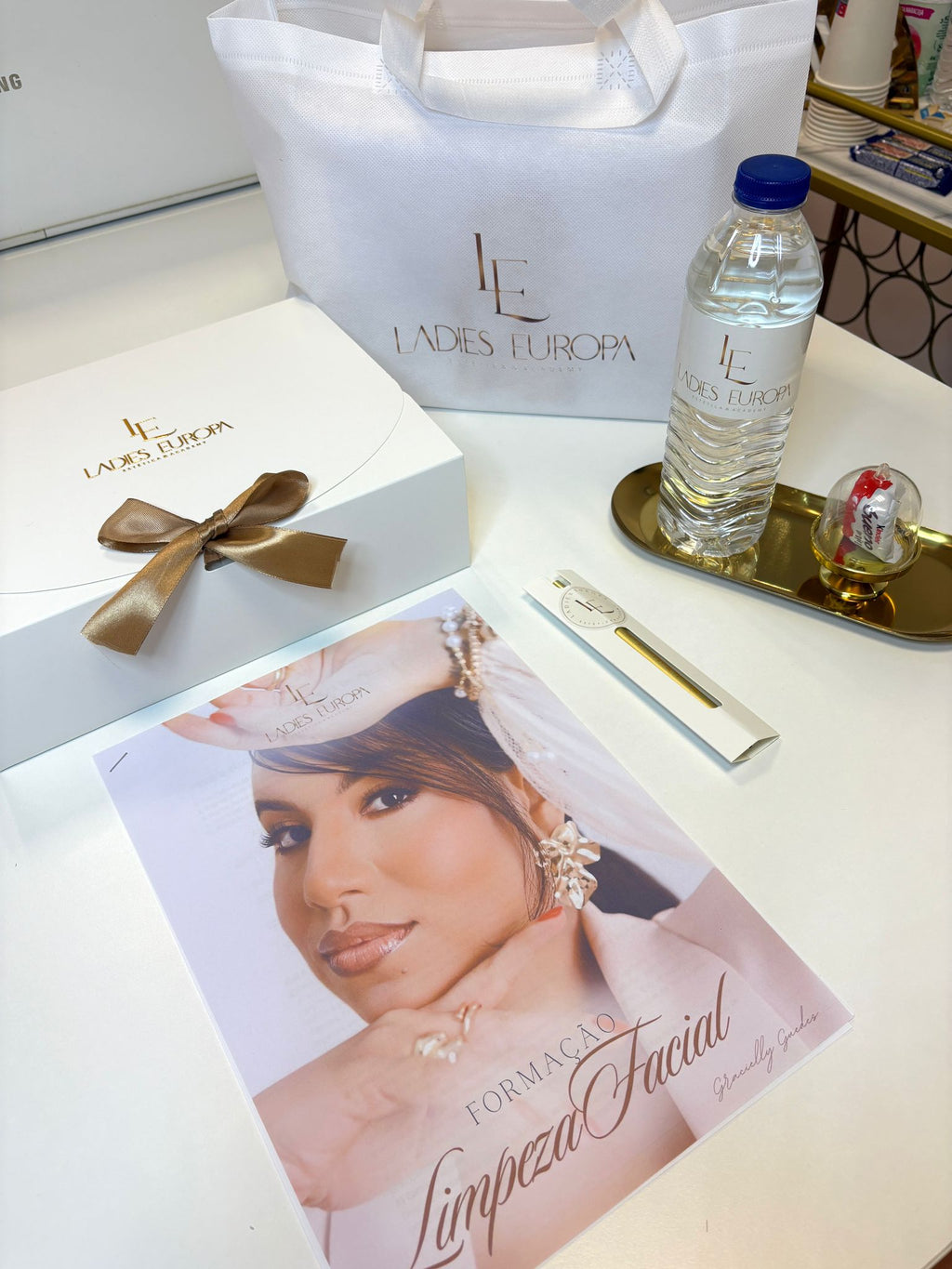 FORMAÇÃO PROFISSIONAL: LIMPEZA COMPLETA HYDRA FACIAL